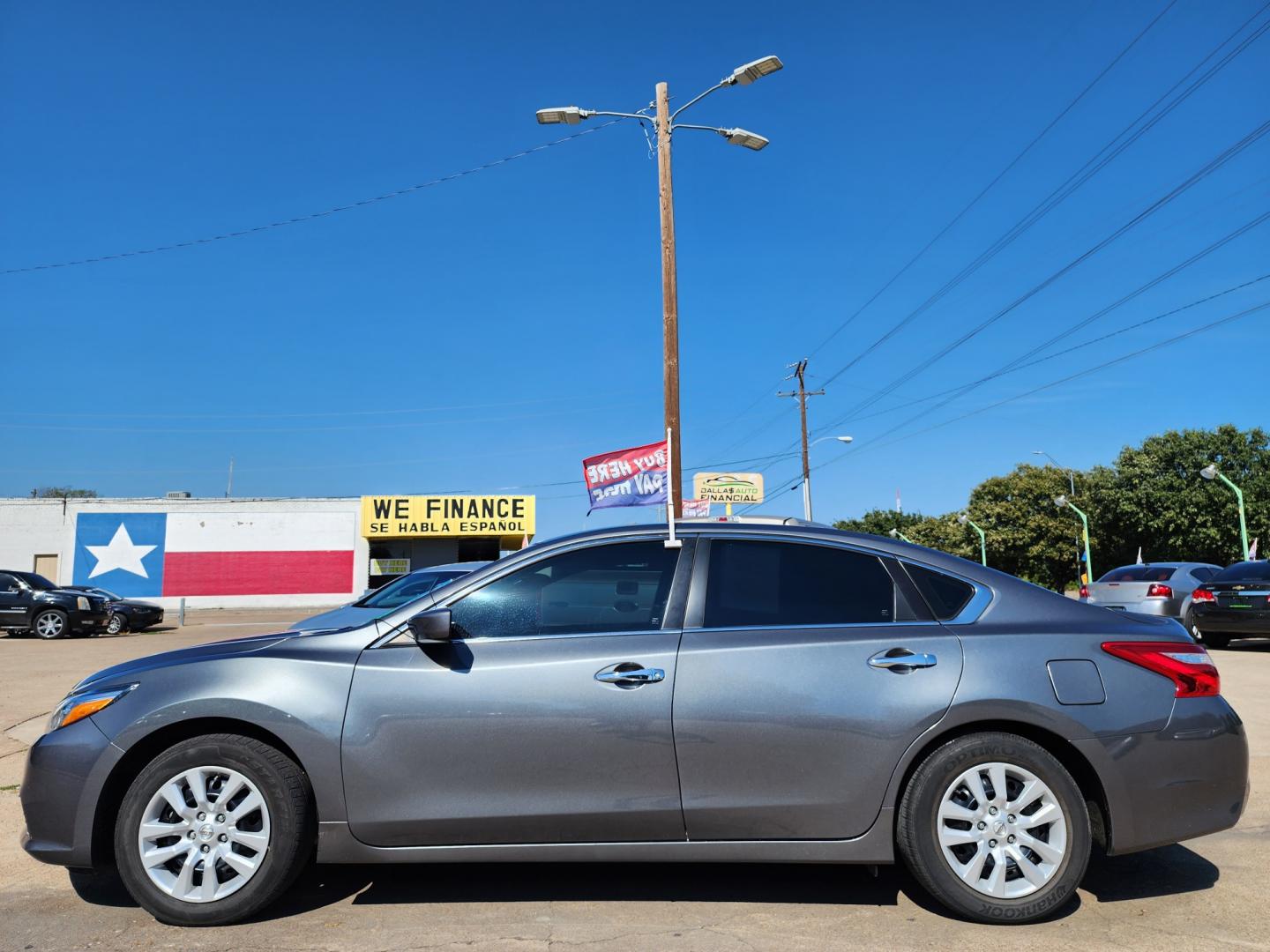 2017 Nissan Altima 2.5 S (1N4AL3AP1HN) with an 2.5L L4 DOHC 16V engine, CVT transmission, located at 2660 S.Garland Avenue, Garland, TX, 75041, (469) 298-3118, 32.885551, -96.655602 - Welcome to DallasAutos4Less, one of the Premier BUY HERE PAY HERE Dealers in the North Dallas Area. We specialize in financing to people with NO CREDIT or BAD CREDIT. We need proof of income, proof of residence, and a ID. Come buy your new car from us today!! This is a Very clean 2017 NISSAN ALTI - Photo#5